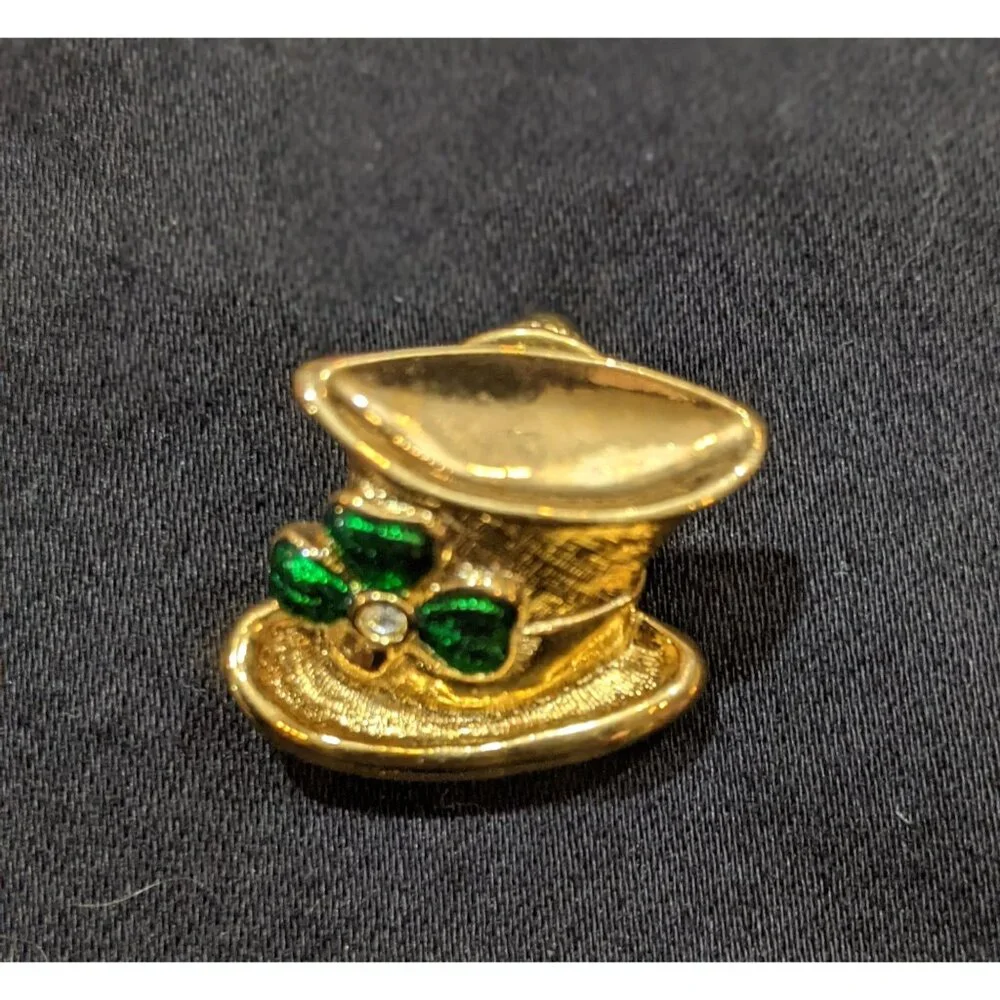 Vintage Avon Leprechaun Clover Gold Tone Hat Shaped Pin - Picture 2 of 3